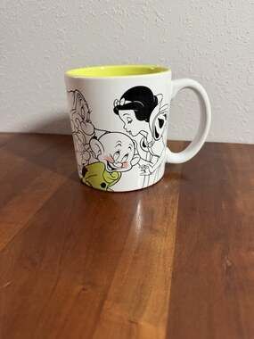 Disney Store Snow White & The Seven Dwarfs Black & White w/Lime Green Mug EUC
